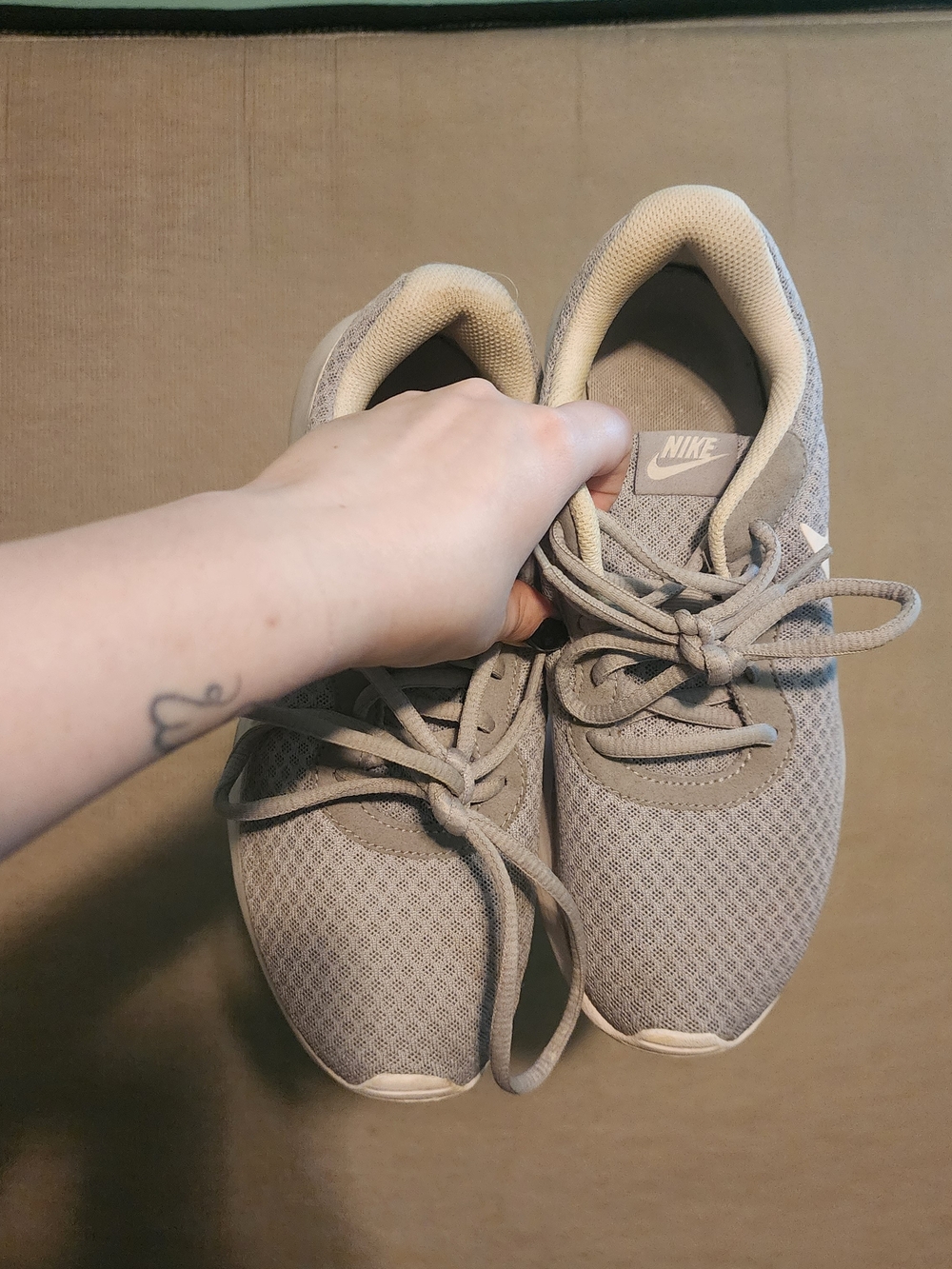 Nike Tanjun Gray White Running Shoes Women's Size 7 Athletic Sneakers